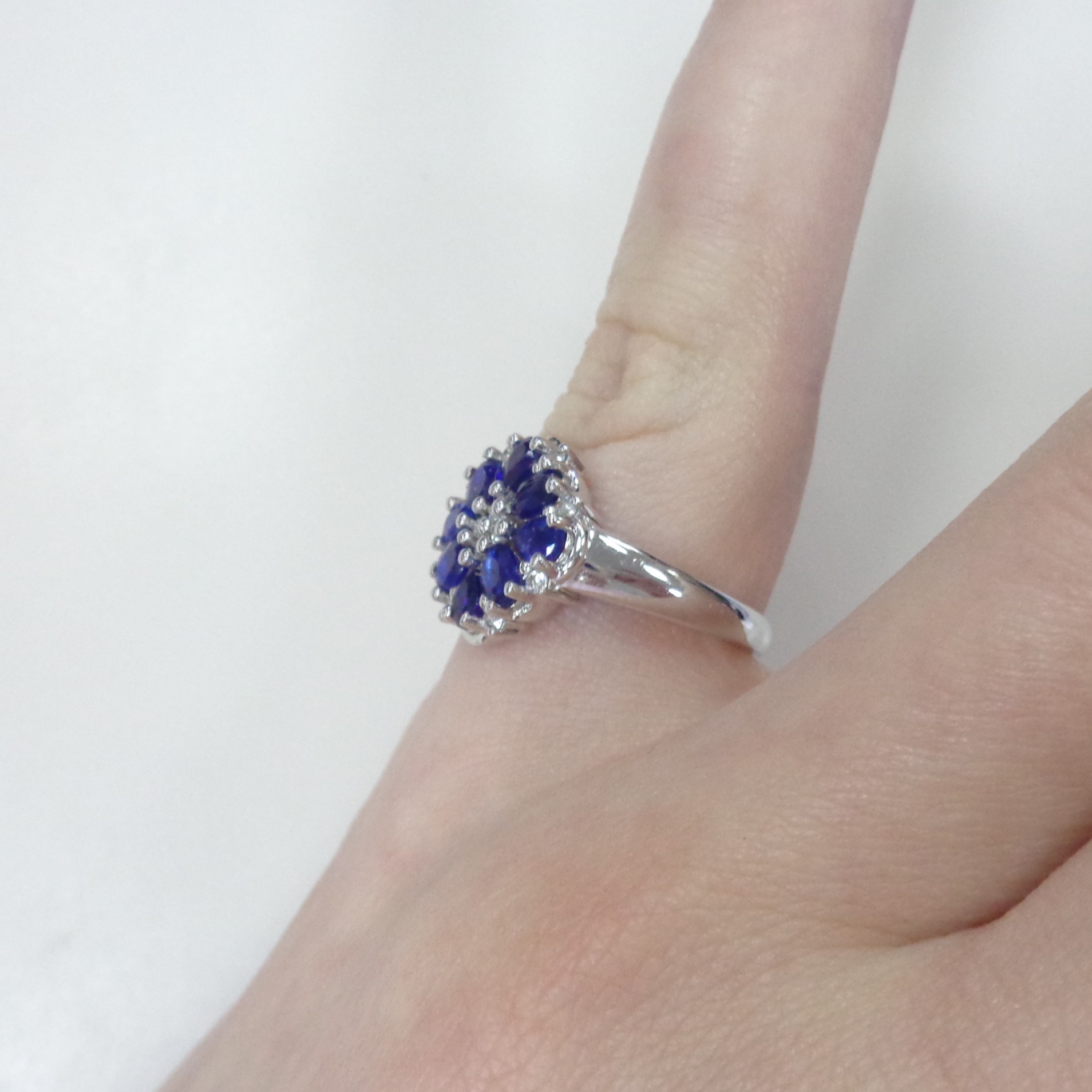 Серебряное кольцо с сапфирами